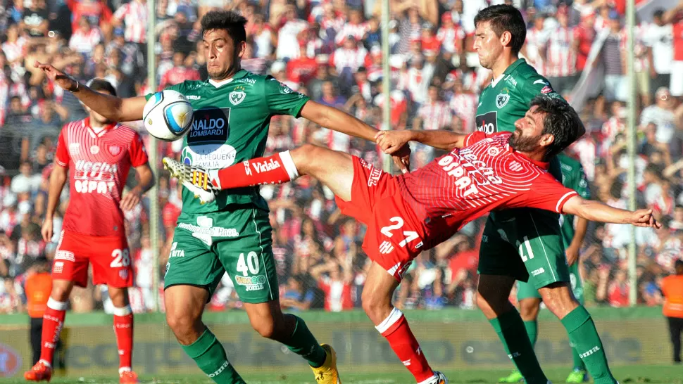 CON LO JUSTO. Sarmiento de Junín venció 1 a 0 a Unión, en Santa Fe, y ahora suma 12 puntos en el torneo. TELAM