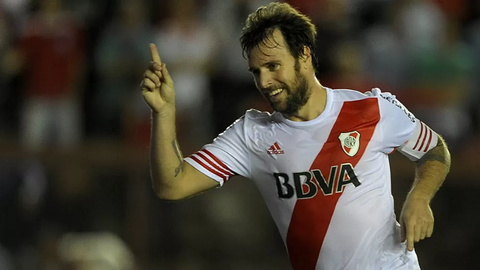 CAVEGOL. El Torito Fernando Cavenaghi anotó el gol de River, a los 32 minutos, que le permite al equipo de Núñez llegar a la punta. TELAM