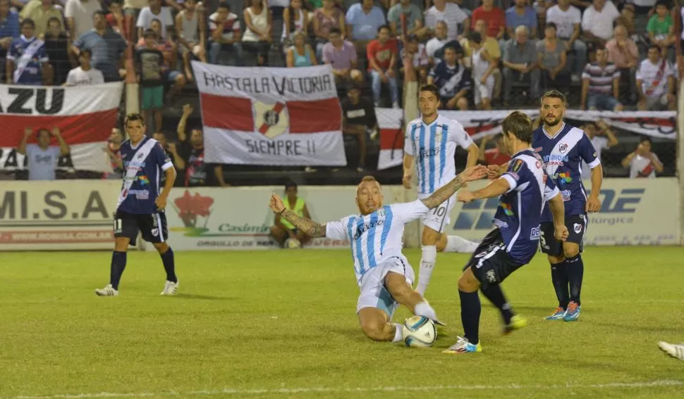 FLOJO PARTIDO. Garnier barre ante la presencia de Kopp. El volante “decano” perdió la pelota antes del segundo gol local. foto de blas martínez (especial para la gaceta)