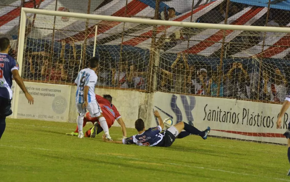 UN MOMENTO CLAVE. Guillermo Acosta, transforma en el gol el milimétrico pase que le dio el “Pulguita” Rodríguez. El “Bebé” ya marcó tres tantos en el certamen. foto de blas martínez (especial para la gaceta)