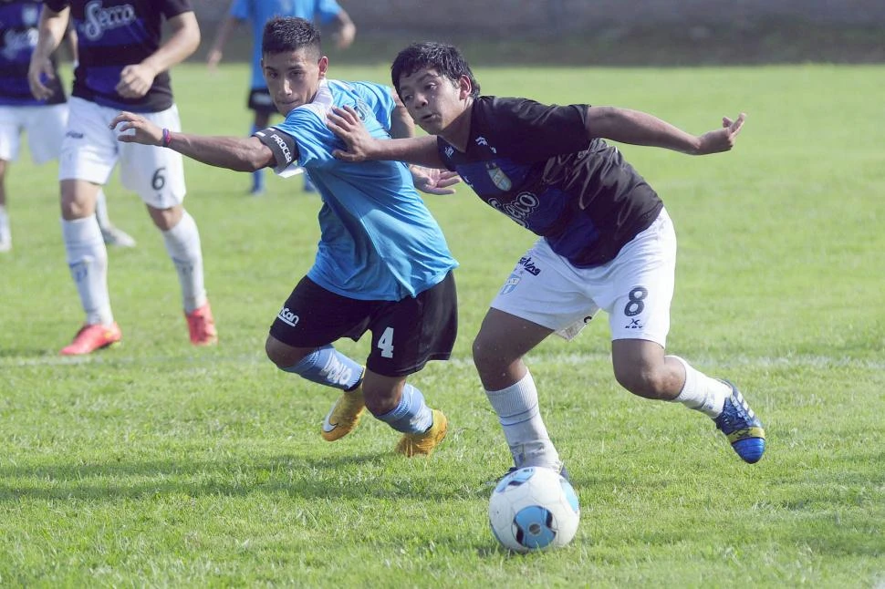 IGUALDAD. El volante de la Quinta (empató 1-1) lleva la pelota durante el partido.  la gaceta / foto de analía jaramillo