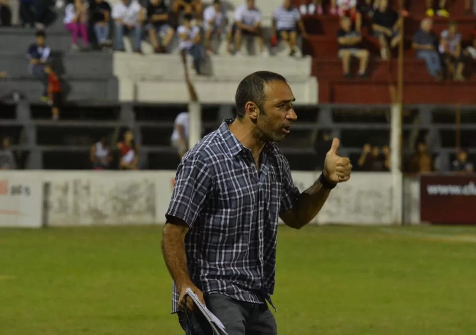 OTRO LOOK. Azconzábal abandonó el tradicional pantalón de vestir y la camisa blanca por un jean y camisa mangas cortas. foto de blas martínez (especial para la gaceta)