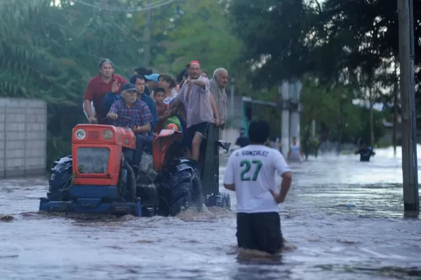 El río Marapa se tragó la plaza del pueblo en pocas horas
