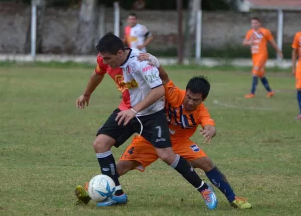 MARCA. Gastón Olmos cubre la pelota ante el asedio de Juan Pablo Nieto. foto del “diario panorama”