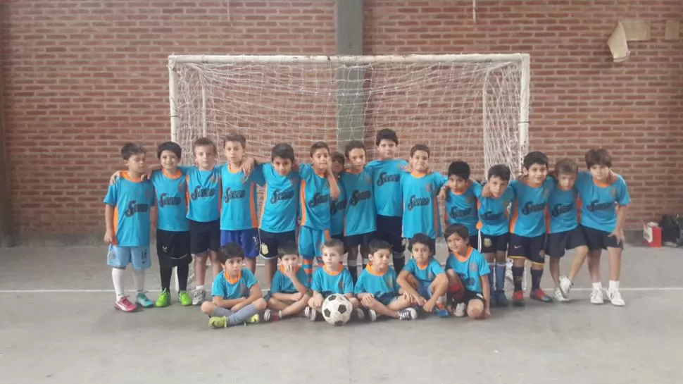 EL FUTURO. Los chicos de Edmofut competirán en el mes de julio. foto de sebastian garcia