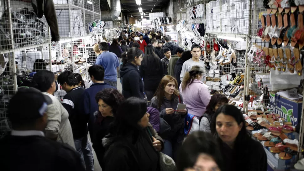 FERIAS COMERCIALES. Mediante el sondeo de los empresarios, en marzo se detectaron 74.150 puestos ilegales en 439 ciudades relevadas de la Argentina. Hay 17.365 puestos más que lo observado en junio del año anterior. sitioandino.com