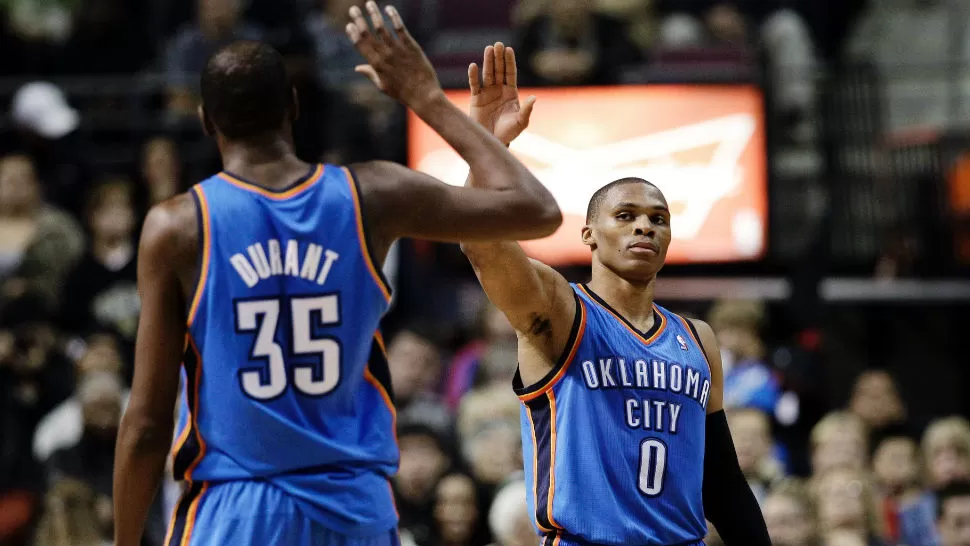 LA ROMPIÓ. Durant le cedió el protagonismo ofensivo a Westbrook en los Thunder.
FOTO TOMADA DE wiux.org