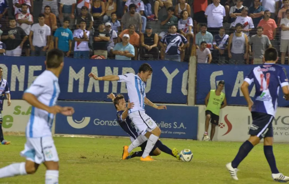 EXHAUSTO. González conduce ante la barrida de Kopp, durante el segundo tiempo del partido del sábado. El jugador salió reemplazado en el segundo tiempo.  FOTO DE BLAS MARTINEZ (especial para LA GACETA)