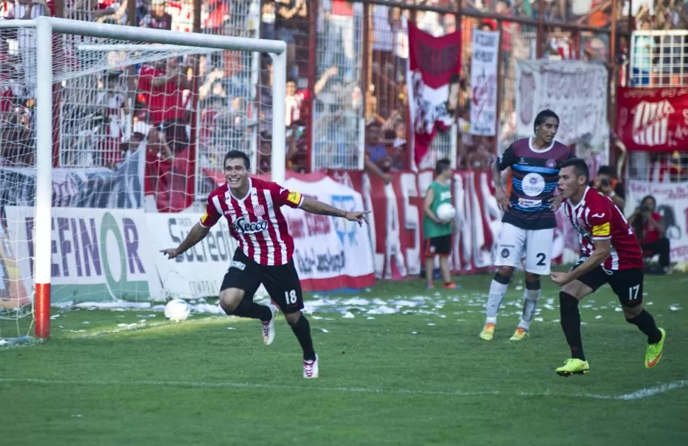 EL FESTEJO MÁS ESPERADO. Gonzalo Rodríguez ya marcó su primer gol en La Ciudadela y abre los brazos como volando de alegría mientras Lucas Chacana lo sigue para acompañarlo en la felicidad. la gaceta / foto de jorge olmos sgrosso