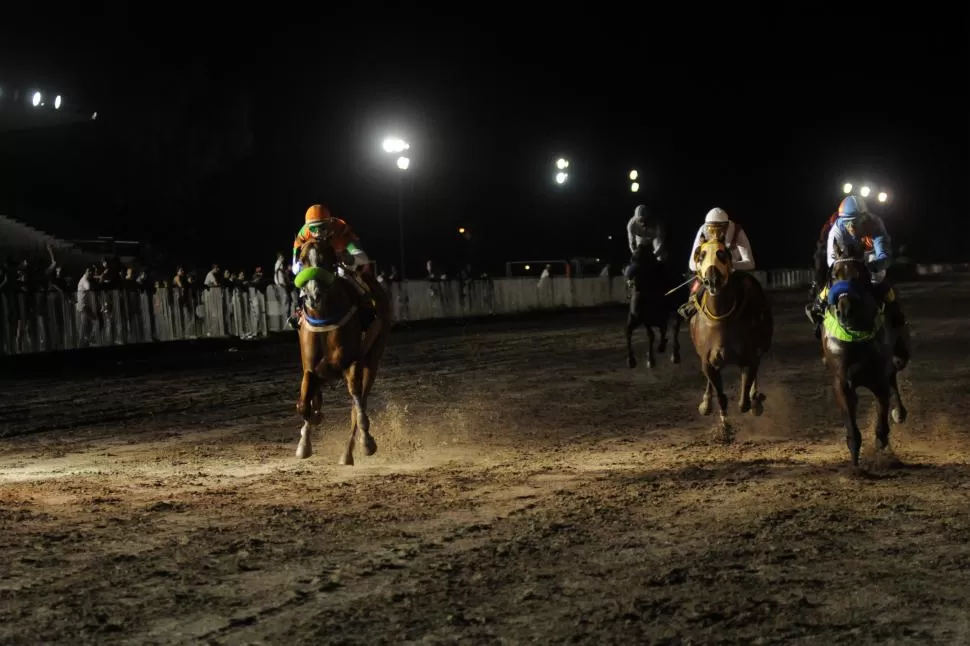 PRIMERA VICTORIA JERÁRQUICA. Bien conducido por Nelson Salazar, Moro Mío (derecha) contuvo la carga de Guinness Lad. la gaceta / foto de inés quinteros orio