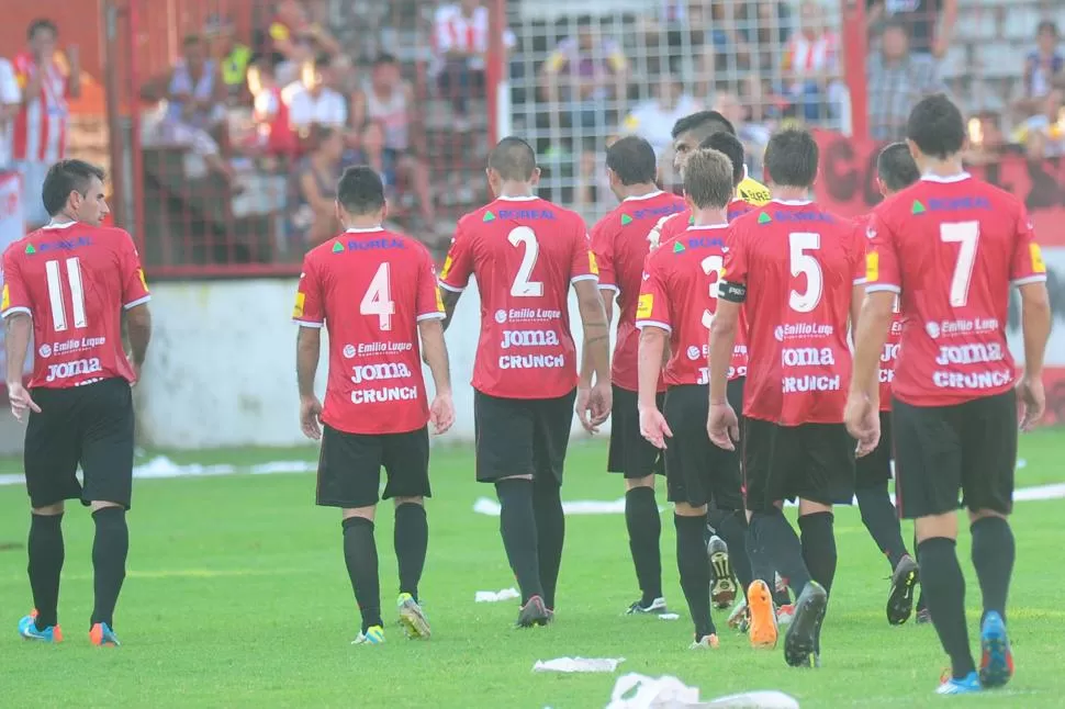 NO ENCUENTRAN LA VUELTA. Los jugadores del “santo” se retiran al vestuario sin haber podido ganar en La Ciudadela. la gaceta / foto de franco vera