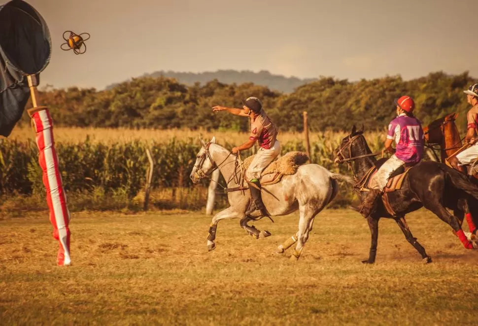 IMPARABLE PARA LOS RIVALES. Mariano Salazar, elegido el mejor jugador del torneo, está a punto de marcar para El Timbó A. foto de María Emilia Valdivieso 