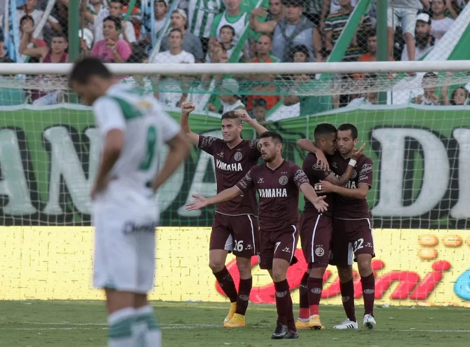 PURA ALEGRÍA. Los jugadores del “granate” celebran uno de los goles que le convirtieron a Banfield en el clásico. dyn