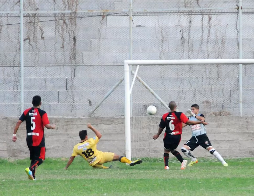 APORTE DECISIVO. Carlos Berta, que ingresó en el complemento por Luis Vega, convierte el gol del triunfo de San Jorge. foto de el diario “el independiente” de la rioja