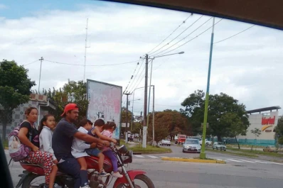 Seis personas viajan en una sola moto por la Adolfo de la Vega