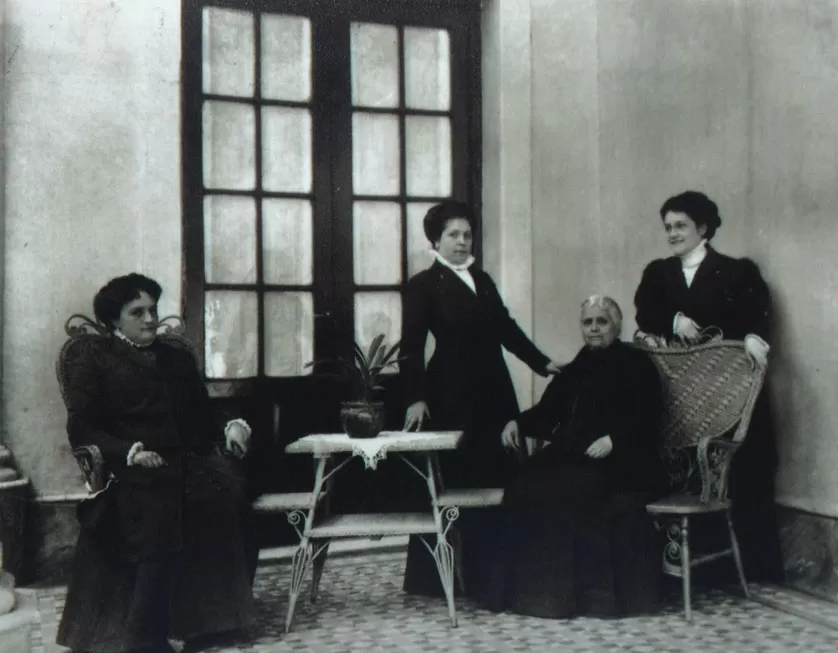 SEÑORAS EN EL PATIO. Ese espacio de las viejas casas, era el ámbito para la conversación y el interrogatorio  de los mayores  la gaceta / archivo