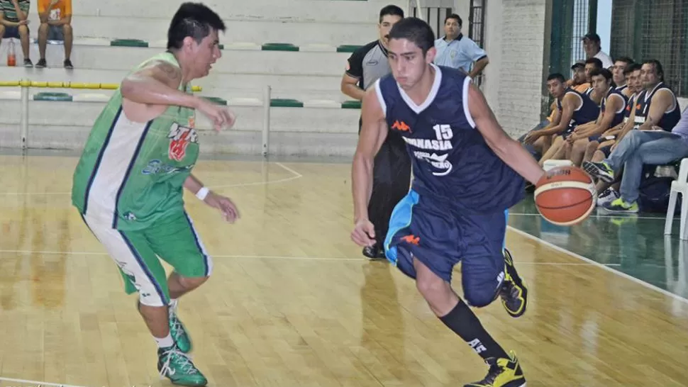 DEMASIADO FÁCIL. Mitre ganó por paliza. En la escena, Federico Gamboa marca a Cabrera.
FOTO DE BASKETUCUMANO.COM