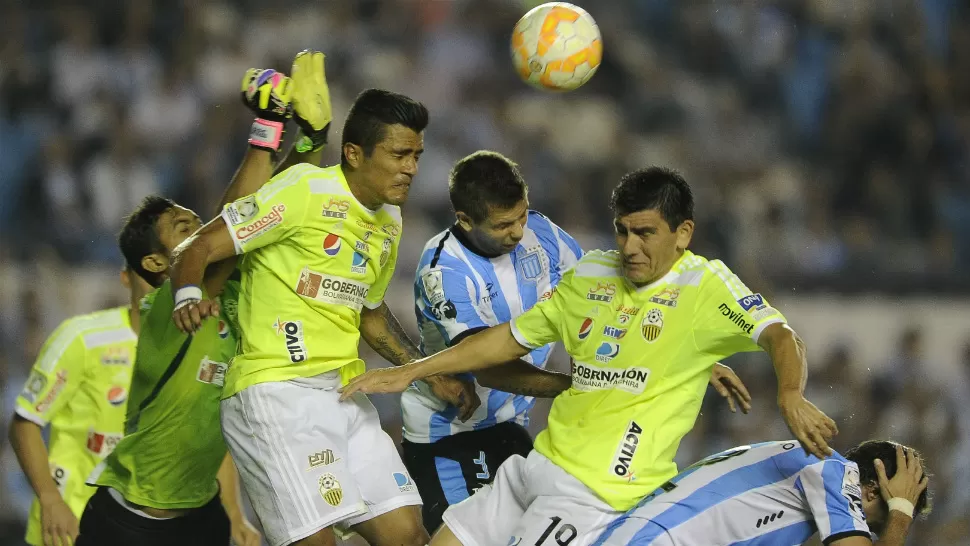 CABEZA A CABEZA. Racing venció sobre el final a Tachira 3-2 en el partido que se jugó en Avellaneda. TELAM