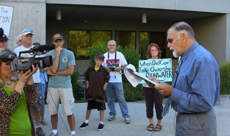PROTESTA. ¿Cuándo el Gobierno se adueñó de la lluvia?, dicen los carteles de apoyo a Harrington. (FOTO DE NY DAILY)