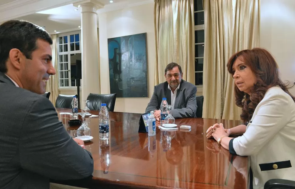 MUY DISTENDIDOS. La Presidenta escucha el relato de Urtubey, con Isa como testigo. El gobernador salteño buscará la reelección el 17 de mayo. telam