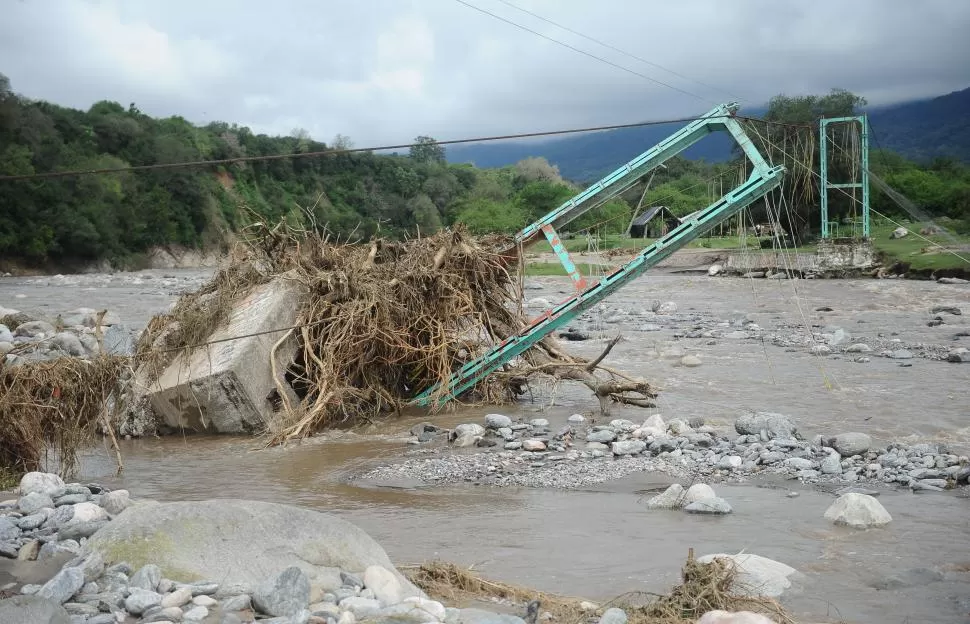 DESTRUIDO. La crecida del río Singuil se llevó el puente colgante que estaba sobre su cauce y dejó sin salida a 78 familias de Escaba de Abajo. la gaceta / fotos de osvaldo ripoll 