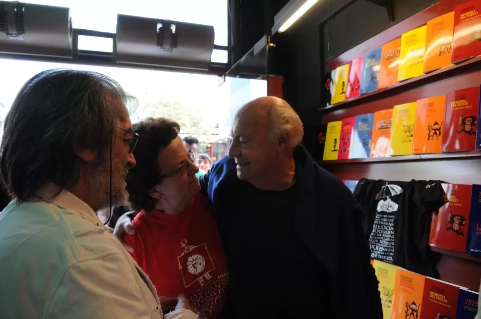 AFECTUOSO. Con los libreros Frangoulis, sus amigos tucumanos. 