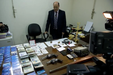 Tarjetas y teléfonos robados, armas y cocaína