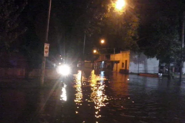 Barrios de Aguilares se anegaron por una intensa tormenta, anoche