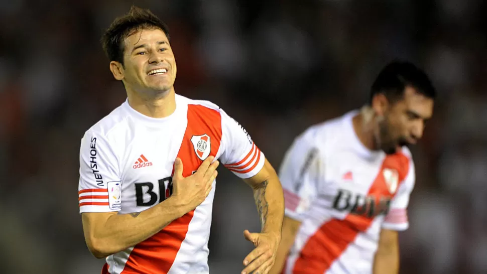 FESTEJO MILLONARIO. Rodrigo Mora anotó los dos primeros goles de River, que le gana 3-0 a San José. TELAM