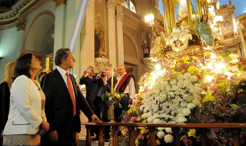 VISITA. Scioli acompañó a Corpacci hasta la Catedral Basílica. DYN