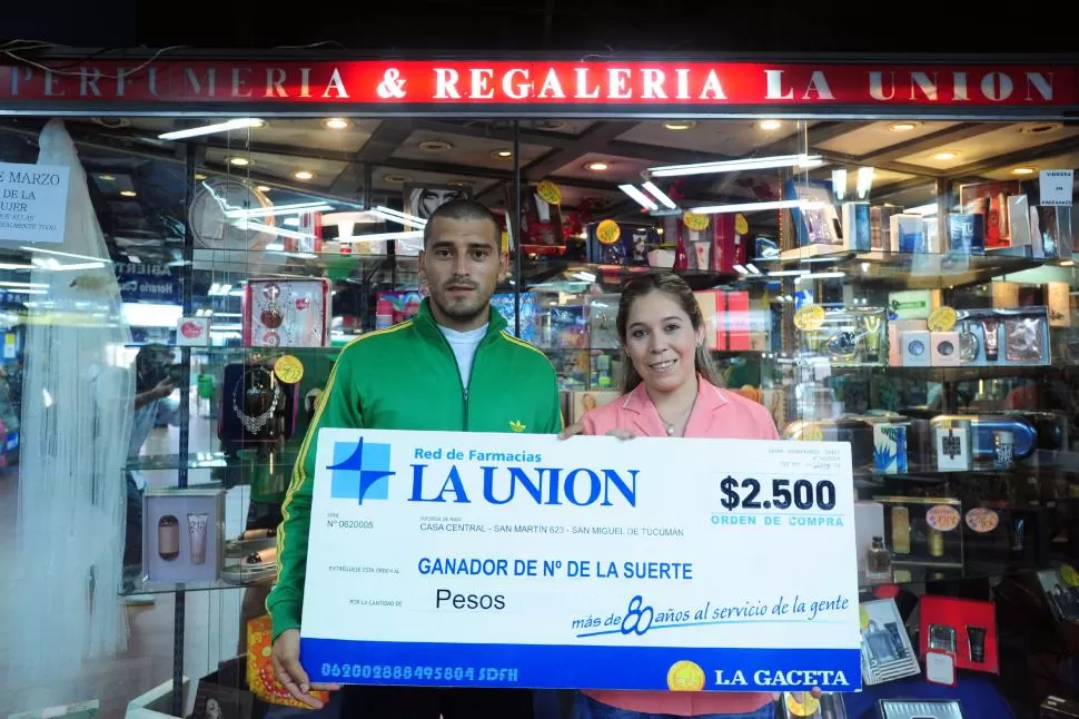 PREMIO. Gonzalo, el hijo de Ramón, posa con la orden de compra. la gaceta / foto de diego aráoz