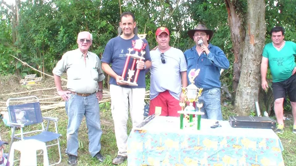EL VENCEDOR. Ernesto Duberti posa con su trofeo. 