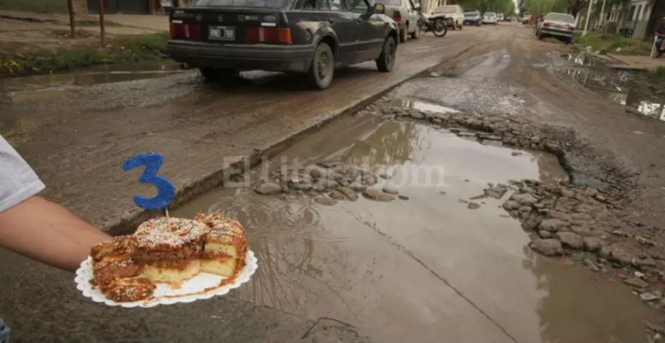 Vecinos celebran cumpleaños de un bache con torta y velas