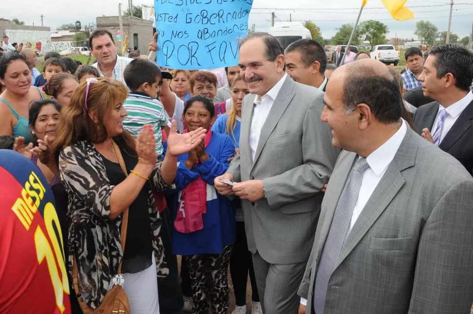 “NO VOY A CRITICARLOS”. Alperovich y Manzur, en el barrio Nueva Esperanza, evitaron las críticas directas.  prensa y difusión 