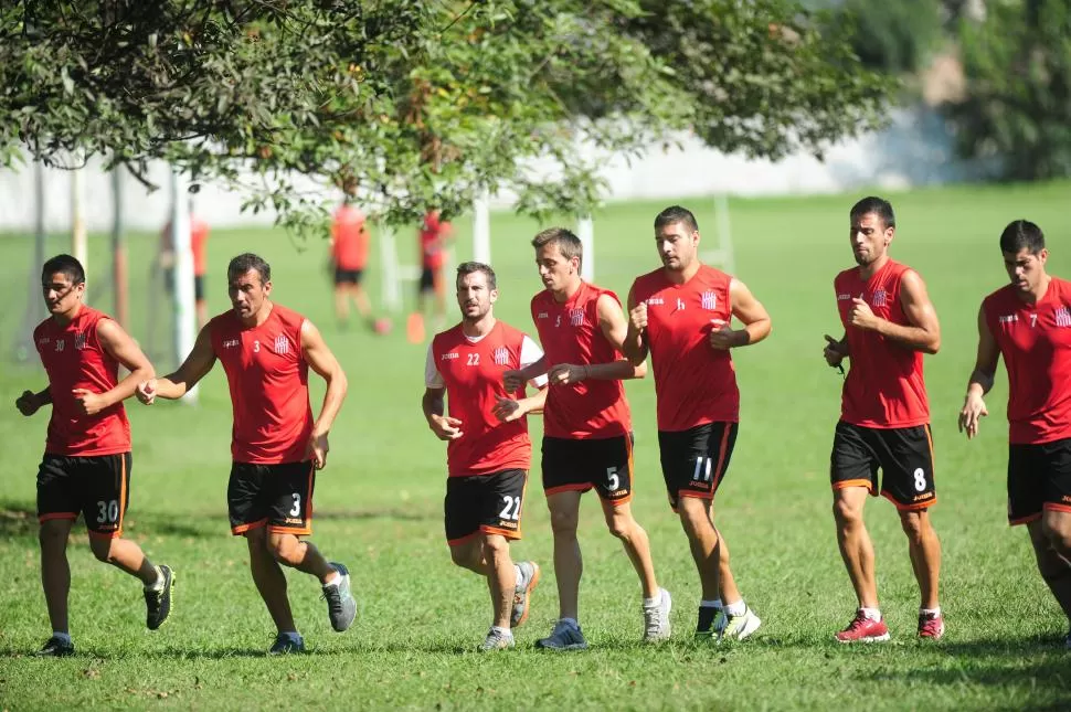 ENTRENAN SIN PARAR. Los jugadores de San Martín se preparan para el duelo del domingo ante Américo Tesorieri. Ahí dará inicio la ronda de partidos clave que deberán asumir en menos de dos semanas. la gaceta / foto de franco vera