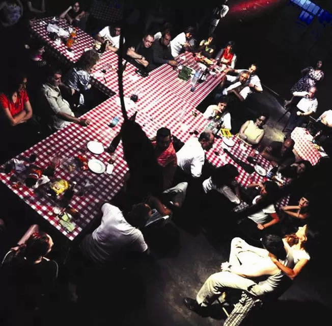 ACONTECIMIENTO TEATRAL. Público y actores comparten la comida y la bebida en “Parte de este mundo”. lanacion.com