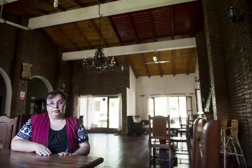 EN LA HOSTERÍA. Avalos dice que fue contratada como cocinera pero que aparece como concesionaria. la gaceta / foto de jorge olmos sgrosso