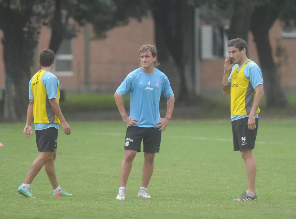 ¿PERDIÓ SU SILLA? Molina (derecha) se toca el rostro durante un entrenamiento en Ojo de Agua. El cordobés iría al banco. la gaceta / FOTO DE FRANCO VERA