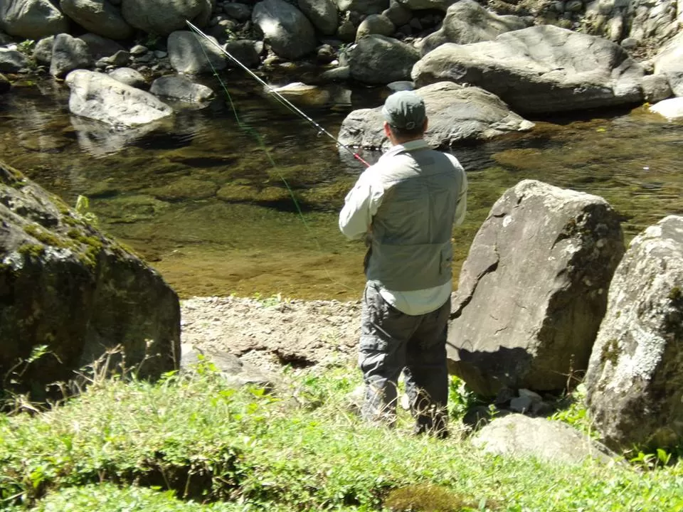 UN ENTORNO MARAVILLOSO. Uno de los encantos que ofrece la pesca de truchas es que se concreta en medio de los bellos paisajes de nuestros cerros.  