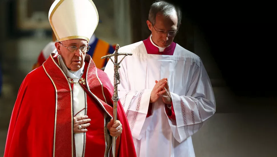 PRECUPADO. Francisco, antes de iniciar una misa, REUTERS