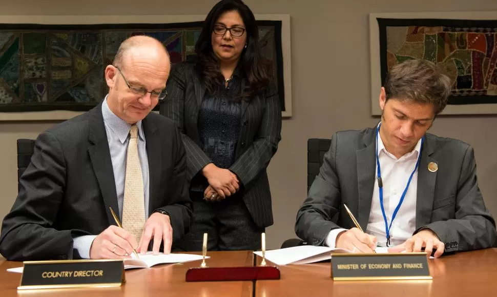 FIRMA DE CONTRATOS. Kicillof, ministro de Economía, junto con el representante del Banco Mundial. TELAM