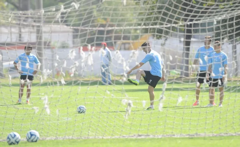 FELIZ IGUAL. Aunque no converta, Evangelista está conforme con el nivel del equipo y la participación en ataque que tiene. El defensor también hizo hacer goles: asistió a Menéndez contra Instrituto en el 3-1. LA GACETA / FOTO DE HÉCTOR PERALTA (ARCHIVO)