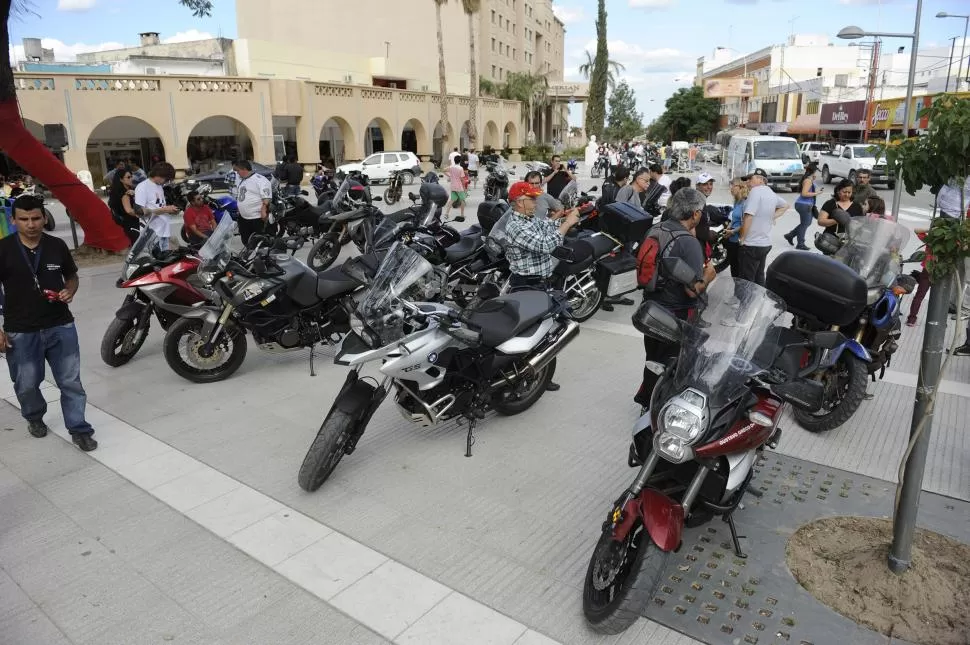 CENTRO NEURÁLGICO. La zona de la plaza San Martín concentra a gran parte de los visitantes, sobre todo en la tarde-noche. Allí suelen darse espontáneas muestras de vehículos de todo porte, como en 2014. la gaceta / foto de juan pablo sánchez noli (archivo)