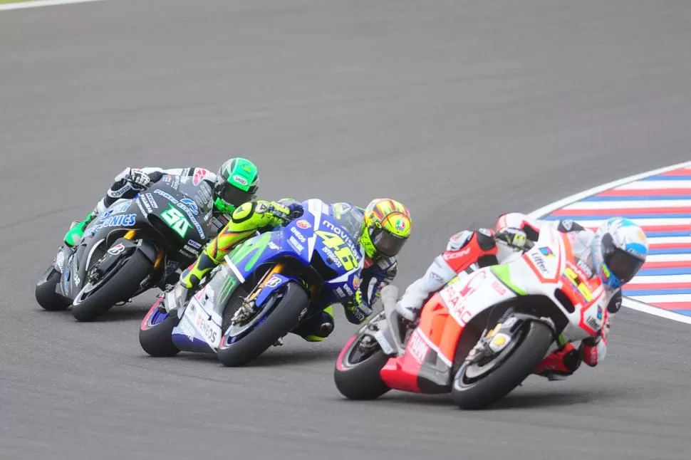 VUELTA LANZADA. El alemán Stefan Bradl encabeza el trencito, seguido por el italiano Valentino Rossi y el irlandés Eugene Loberty. Ninguno de los tres logró protagonismo en las tandas de entrenamiento. la gaceta / foto de juan pablo sánchez noli (enviado especial)