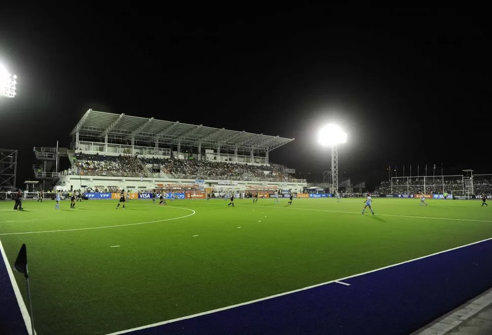 LO PEDÍS, LO TENÉS. Así se verá otra vez el estadio de Natación cuando el seleccionado nacional masculino, dirigido por el “Chapa” Retegui, compita el año próximo. LA GACETA / FOTO DE JORGE OLMOS SGROSSO (ARCHIVO)