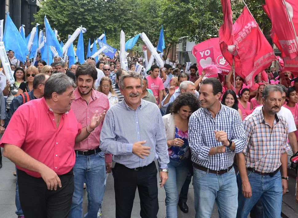 CAMINATA EN ROSARIO. El ministro de Defensa Agustín Rossi viajó a Santa Fe para acompañar a los precandidatos del Frente para la Victoria. 