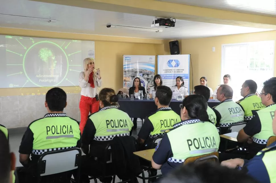 ABORDAJE GRUPAL. Los policías participan en equipos de 30 a 40 personas. la gaceta / foto de héctor peralta