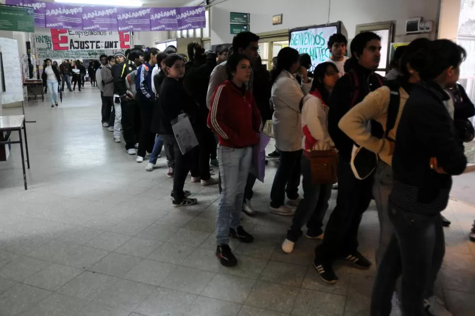 MILES DE ALUMNOS. Diferentes estamentos de la universidad se manifestaron a favor de que el ingreso libre a la casa de altos estudios sea ratificado. la gaceta / foto de inés quinteros orio