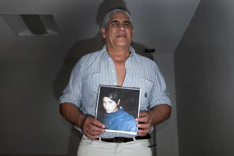 UN PADRE QUE BUSCA JUSTICIA. Jesús sostiene la foto de su hijo durante una entrevista con este diario. la gaceta / foto de inés quinteros orio (archivo)