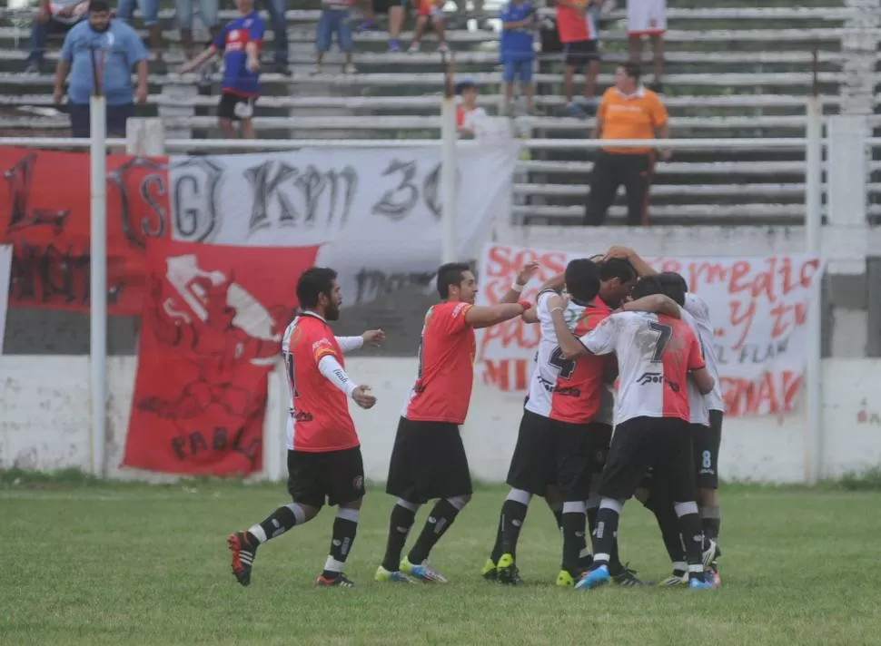 RAMILLETE DE FELICIDAD. Krupoviesa acaba de convertir el gol del empate del “juliano” y sus compañeros lo felicitan. la gaceta / foto de antonio ferroni